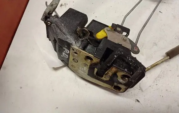 KIA Carens I Front door lock