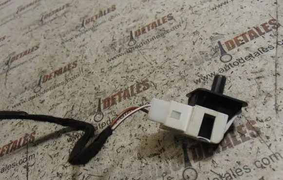 Mercedes-Benz E W211 Front door sensor 2028209410