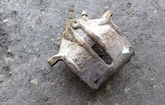 Ford Mondeo Mk III Front brake caliper