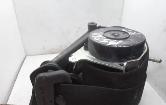 Opel Astra H Front seatbelt 616621800 NOCODE