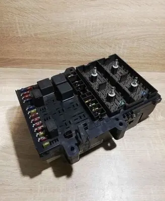 Chrysler Voyager Fuse module 04686502AE P04686502AE