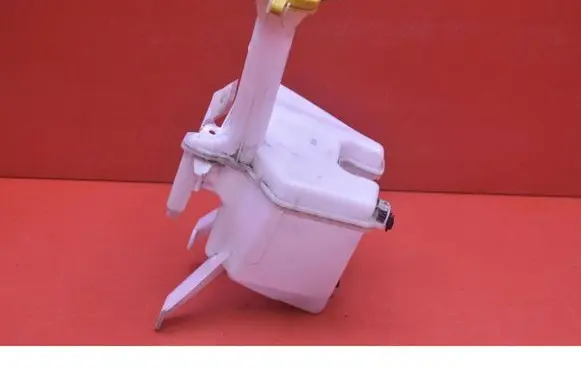 Toyota Yaris Windshield washer fluid reservoir/tank 