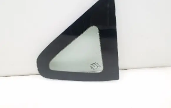 Nissan Qashqai Rear side window