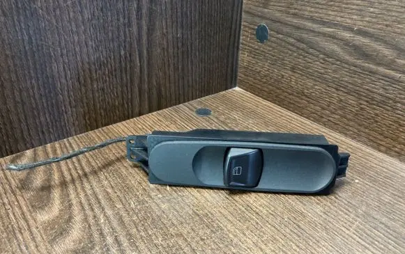 Mercedes-Benz Vito Viano W639 Electric window control switch 6395451413
