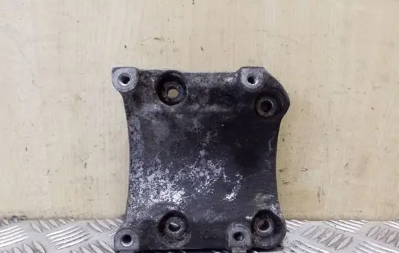 Honda CR-V A/C compressor mount bracket 