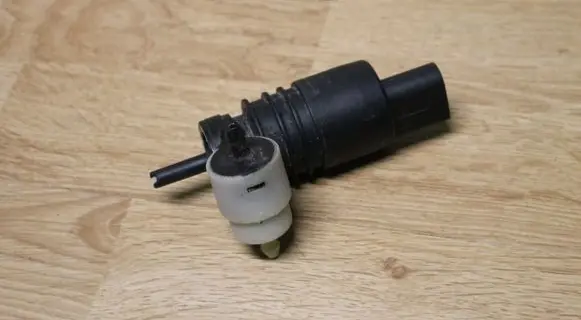 Volkswagen PASSAT B5.5 Windscreen/windshield washer pump 3B0810773A
