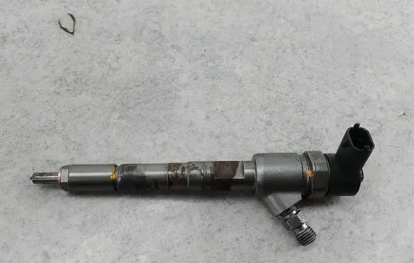 Opel Corsa D Fuel injector 
