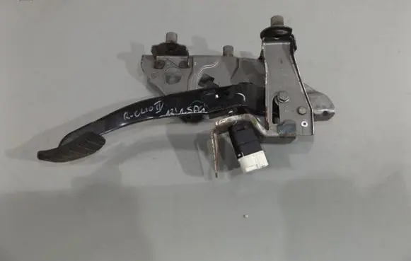 Renault Clio IV Brake pedal