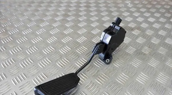 Toyota Prius+ (ZVW40) Accelerator throttle pedal 7811047012