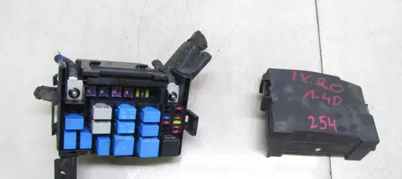 Hyundai ix20 Relay mounting block 