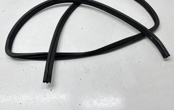 Toyota Highlander XU50 Rear door rubber seal (on body) 