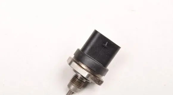 Mercedes-Benz A W176 Fuel pressure sensor 0261545116