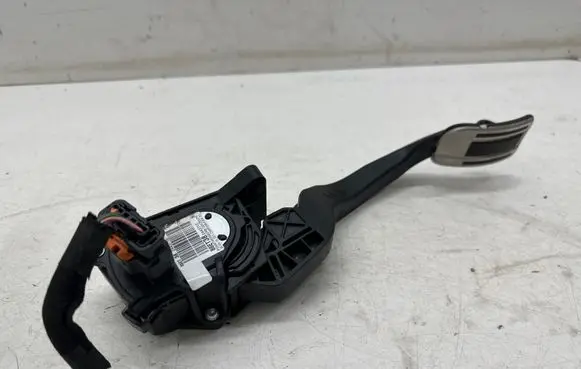 Peugeot 3008 II Accelerator throttle pedal 86ET382443710