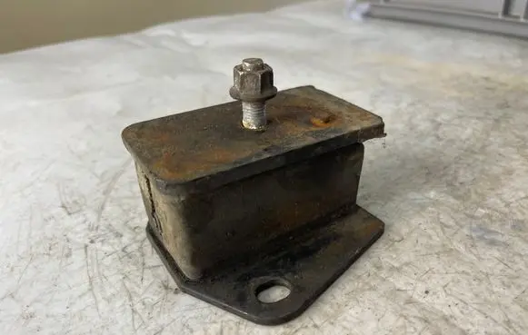 Mitsubishi Pajero Sport I Engine mount bracket Mb007023