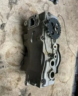 Mercedes-Benz S AMG W221 Oil pump a1561802401