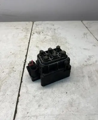 Mercedes-Benz ML W164 Air suspension valve block A2513200058 293156 060823