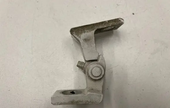 Volkswagen Tiguan Front door upper hinge 5N0831402