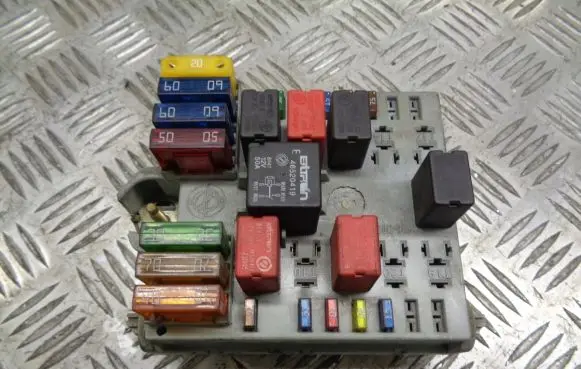 Fiat Punto (188) Fuse box cover 46835593