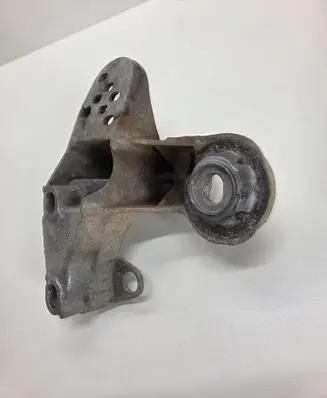 Audi A4 S4 B7 8E 8H Engine mounting bracket 8E0199351