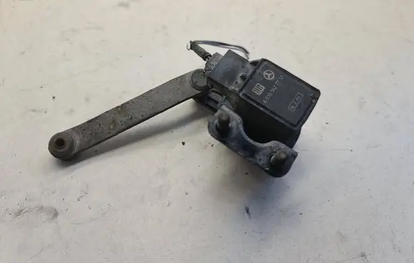 Mercedes-Benz E W211 Air suspension front height level sensor A0105427717