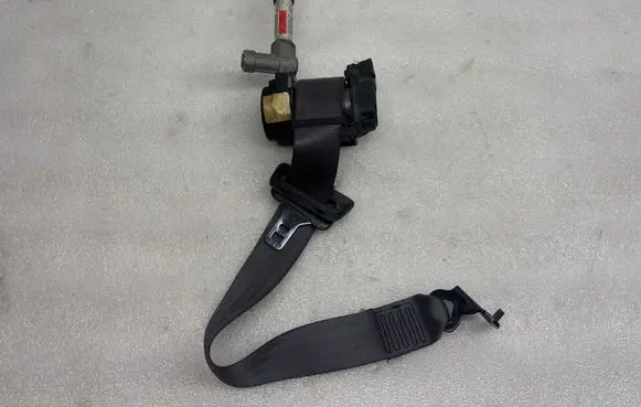 Volvo S60 Rear seatbelt 39969916