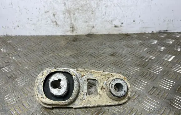 Nissan Qashqai Engine mount bracket