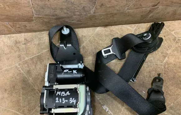 Mercedes-Benz CLS C218 X218 Front seatbelt 620048000