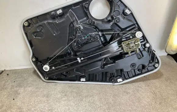 Rear window lifting mechanism without motor