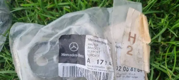 Mercedes-Benz SLK R172 Muffler mount bracket/holder A1714920641