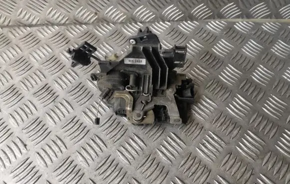Volkswagen Polo Front door lock A3B1837016 3B1837016