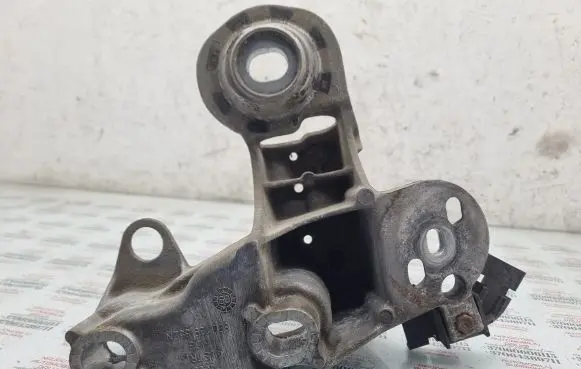 Engine mounting bracket