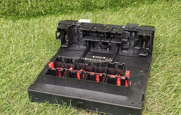 Volkswagen Tiguan Power management control unit 3C8937049E F005V00745