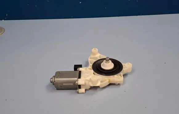 Mercedes-Benz E W213 Front door window regulator motor A0009065706 A76187111