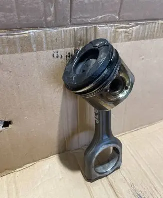 Ford Focus Piston with connecting rod 75L93