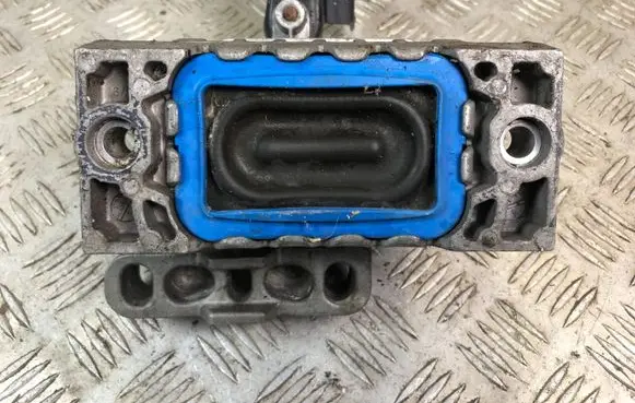Volkswagen PASSAT B6 Engine mount bracket 1K0199262