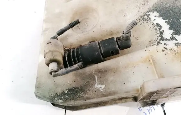 Volkswagen Golf V Windscreen/windshield washer pump
