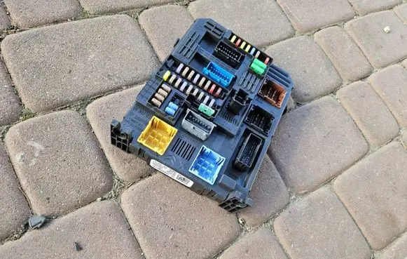Opel Crossland X Fuse module 9819851280