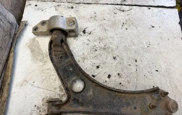 Volkswagen Golf V Front lower control arm/wishbone 1K0407190E