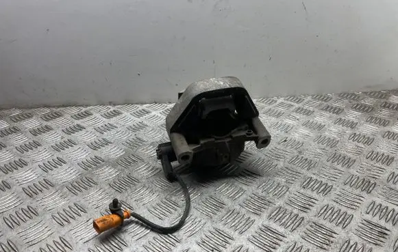 Engine mount bracket
