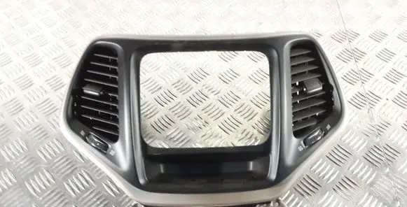 Jeep Cherokee Radio/GPS head unit trim 