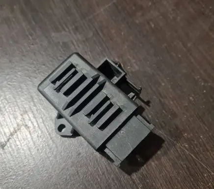 Volkswagen PASSAT CC Seat heating relay 1K0959772