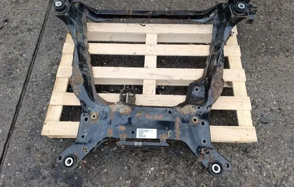 Volvo XC60 Engine mount bracket