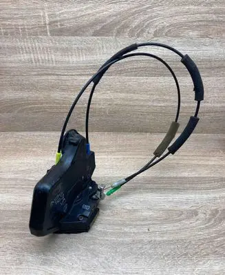 Toyota Avensis T250 Front door lock 