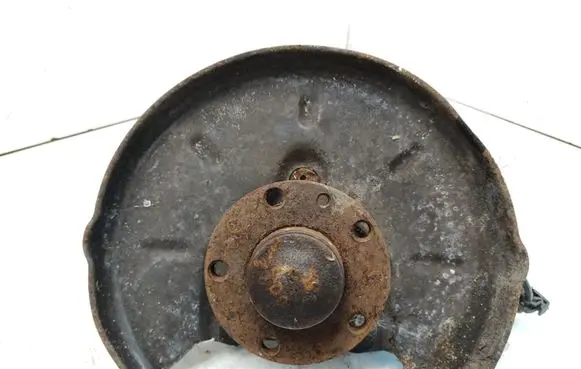 Rear wheel hub spindle/knuckle