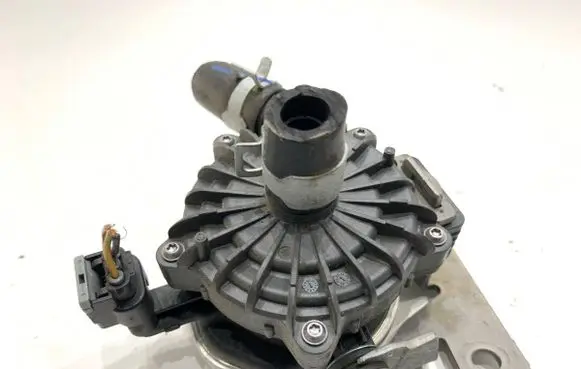 Oil filter mounting bracket