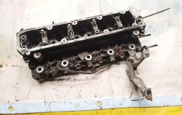 Peugeot 307 Engine head J05810D