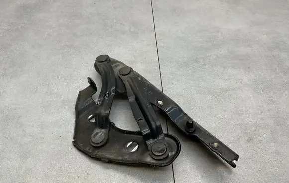 Audi A1 Engine bonnet/hood hinges 8X0823302