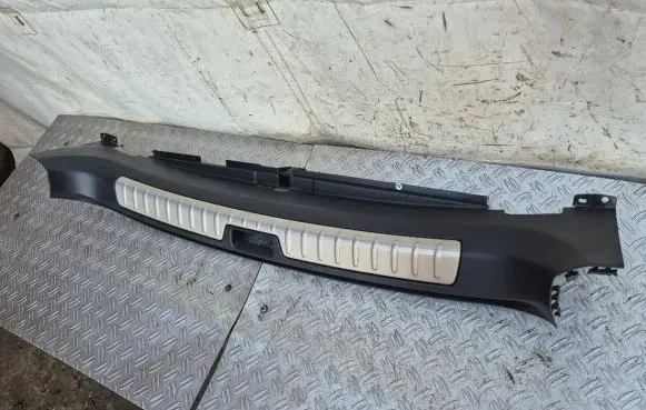 Trunk/boot sill cover protection