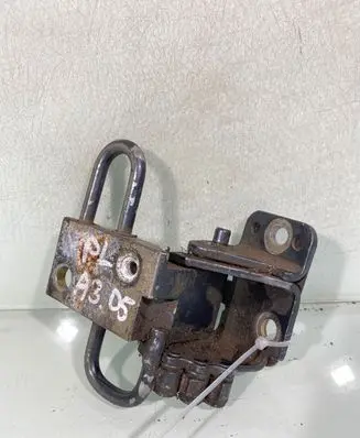 Audi A3 S3 A3 Sportback 8P Front door lower hinge 