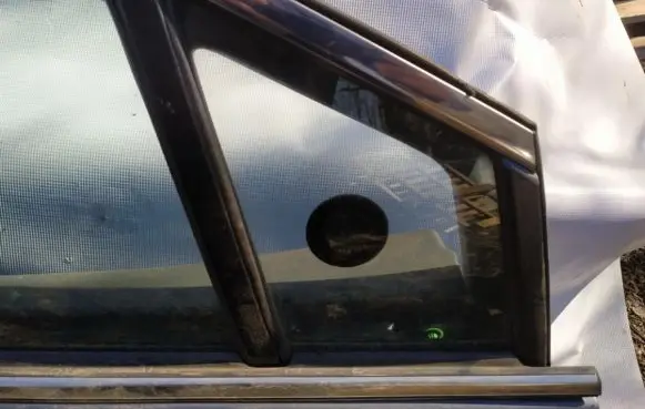 Toyota Avensis T270 Front door vent window glass four-door 